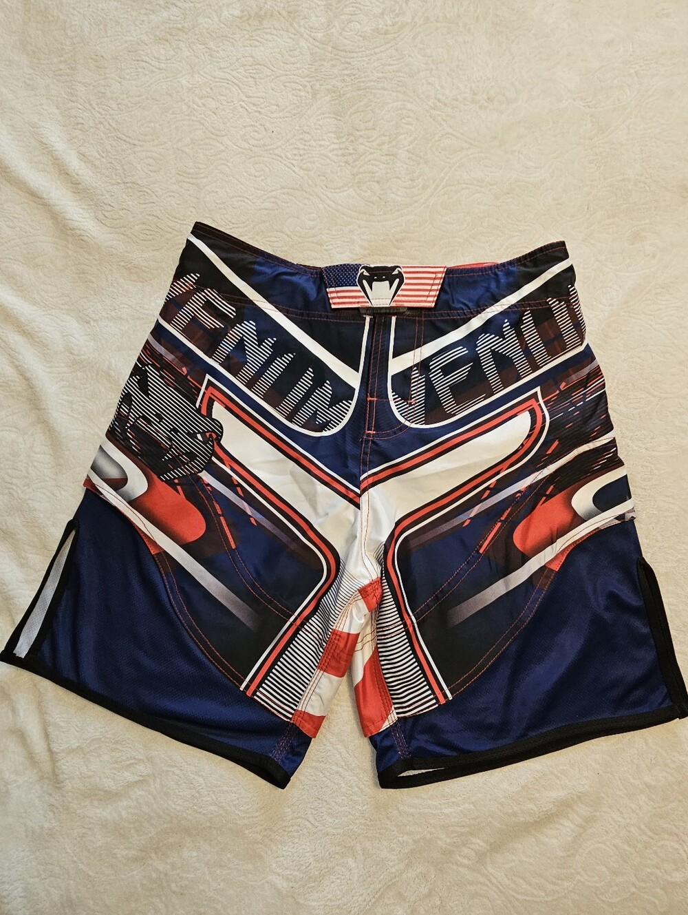 Venum USA Hero Fightshorts NWT Men's Small S 30/32 Blue Red MMA Gym Training